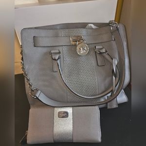 Michael Kors Hamilton Large Pearl Gray Scathel w/matching Wallet